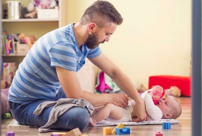În ce condiții se acordă indemnizația paternală la nașterea copilului