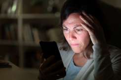 Părinții care sunt dependenți de telefoanele mobile au mai multe șanse să țipe la copiii lor