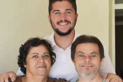 Un tată cu sindromul Down a crescut un fiu care a devenit doctor: „Nu cred că aș fi îndrăgit viața atât de mult dacă nu îl aveam pe tatăl meu iubit și special”
