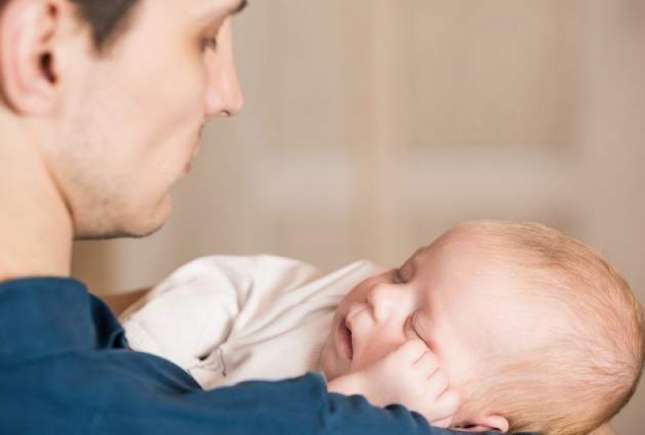 Familii care sparg stereotipuri: ea a revenit la job, el a rămas cu un bebe de două săptămâni acasă