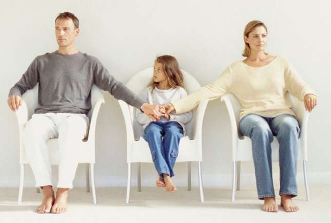 Cum îl afectează pe copil divorţul părinţilor? Ce să-i spunem despre separare?