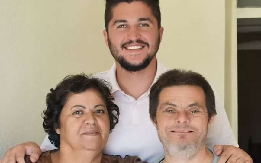 Un tată cu sindromul Down a crescut un fiu care a devenit doctor: „Nu cred că aș fi îndrăgit viața atât de mult dacă nu îl aveam pe tatăl meu iubit și special”