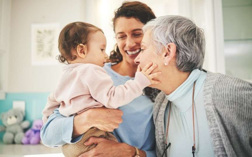 O proaspătă mămică îi permite soacrei să ia bebelușul în brațe doar după ce face duș și își schimbă hainele. Care este motivul