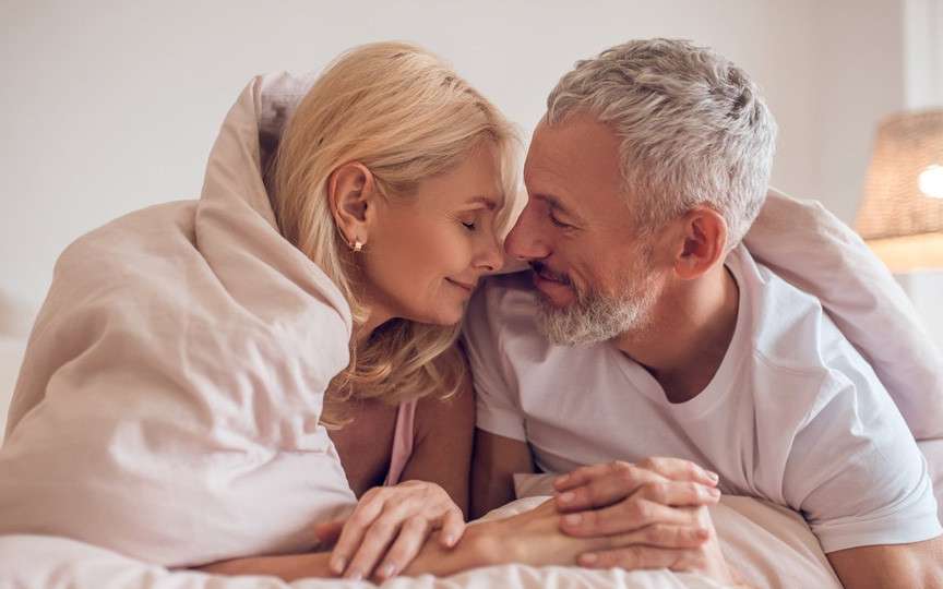 Viața sexuală sănătoasă la 30, 40 și 50 de ani: ce se schimbă și cum te menții în formă intimă