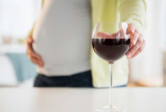 Un pahar de vin pe zi scade fertilitatea femeilor  