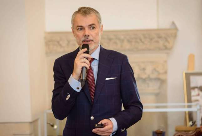 Vaccinurile anti COVID-19 afectează fertilitatea? Opinia medicului Mihai Craiu