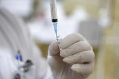 Un adolescent caută cum să se vaccineze pe ascuns, deoarece mama lui este împotrivă