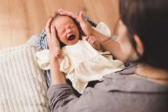 Gestul emoționant pe care l-au făcut vecinii pentru familia al cărui nou-născut plângea des