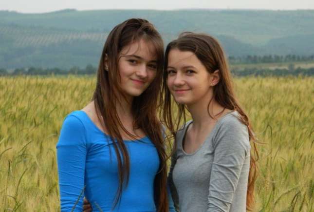 Adolescentele care şi-au donat cosiţa. Află de ce și cine sunt!