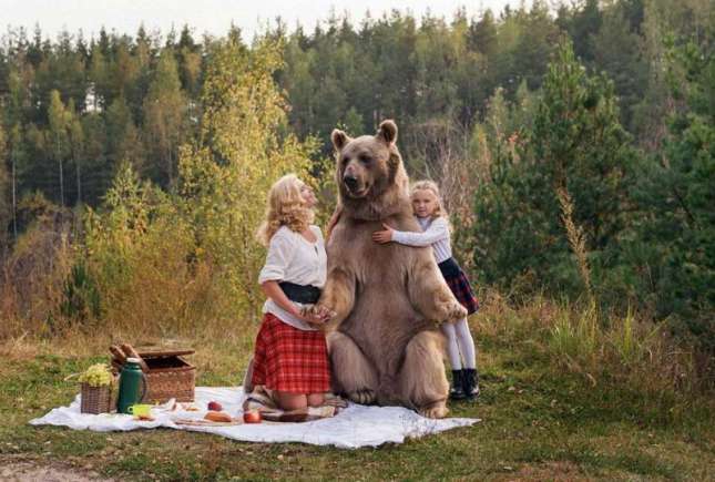 Senzațional: O mamă împreună cu fiica s-au fotografiat în compania unui urs adevărat