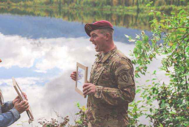 Soția unui militar l-a anunțat că este gravidă într-un mod inedit chiar înainte ca el să plece în misiune