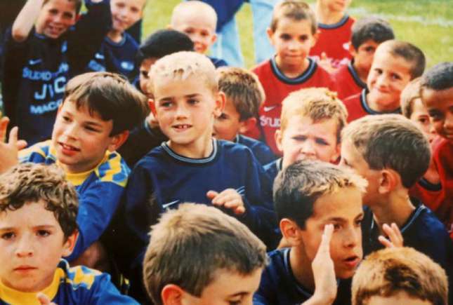 La 7 ani lua autografe de la campionii mondiali la fotbal, iar în 2018 singur a atins această performanță