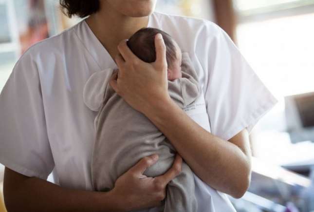 Maternitate obligată să achite despăgubiri pentru încurcarea nou-născuților