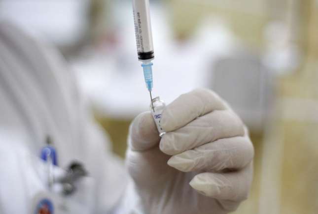Un adolescent caută cum să se vaccineze pe ascuns, deoarece mama lui este împotrivă