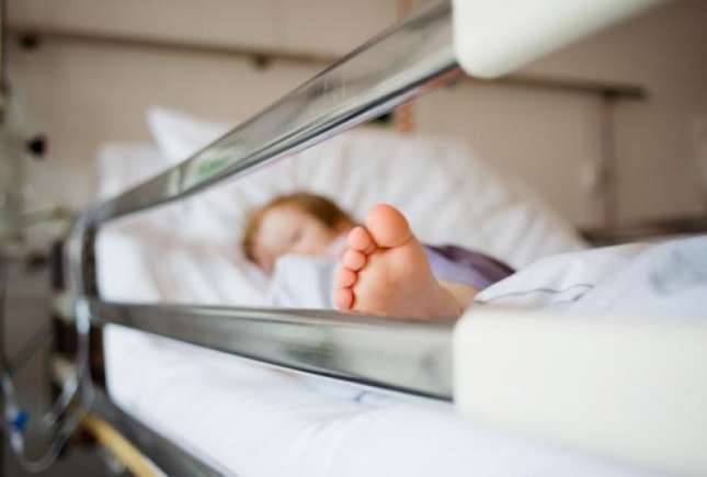 Istoria mamei internată cu copilul în spital din cauza Covid-19: Zăceau pe jos saci galbeni cu deșeuri, șervețele cu sânge, așternuturi murdare