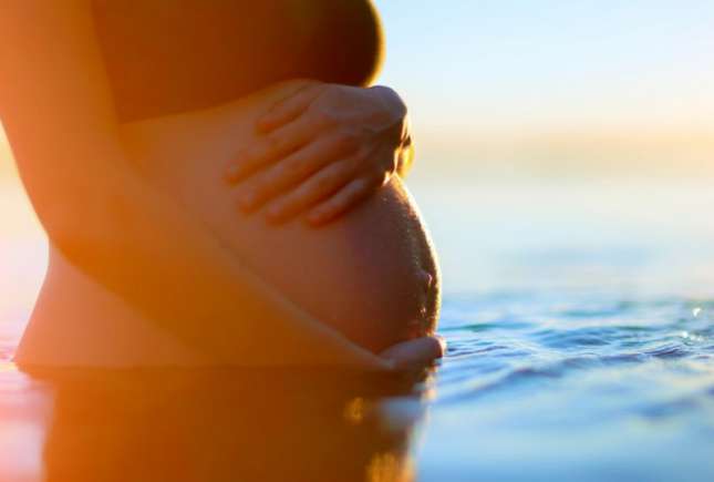 Imagini uluitoare: O mămică a născut în Oceanul Pacific