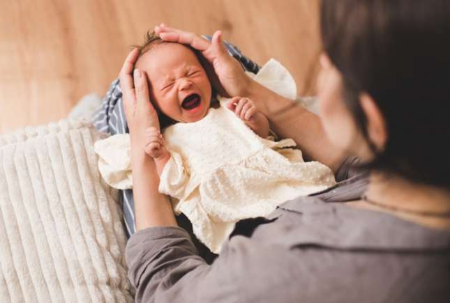 Gestul emoționant pe care l-au făcut vecinii pentru familia al cărui nou-născut plângea des