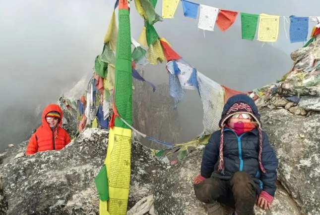 Cine este fetița de numai 4 ani care a ajuns pe Everest. Cum au pregătit-o părinții pentru această experiență