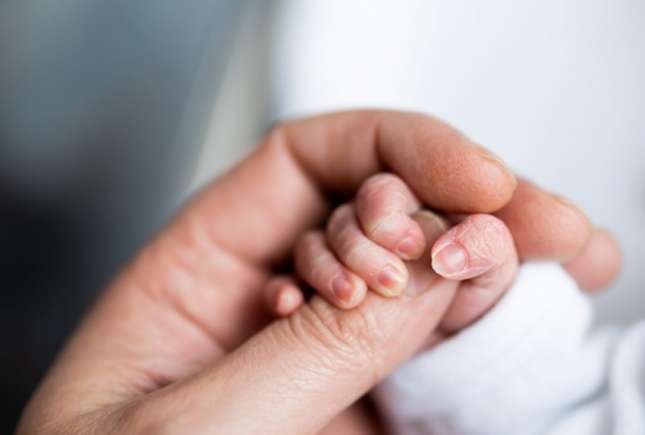 Și-a salvat copilul de doar 10 zile, datorită instinctului matern. Doctorii îi spuneau că totul este în regulă