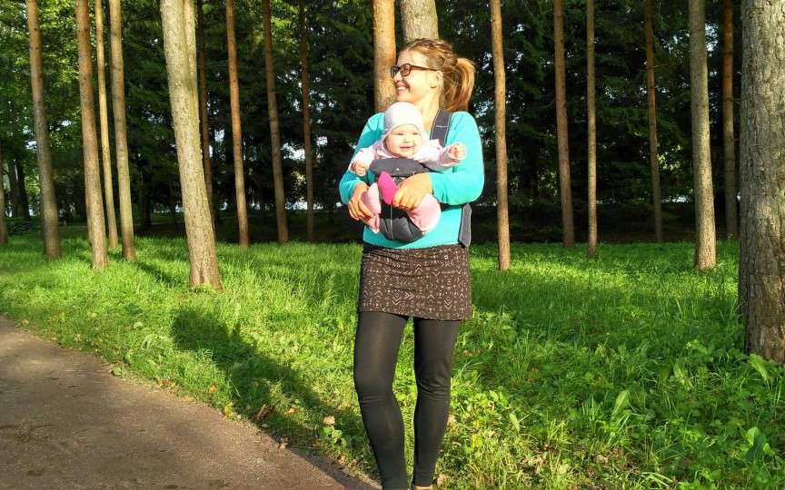 Fetița lor practică scufundările din primele luni de viață. O familie nonconformistă din Moldova