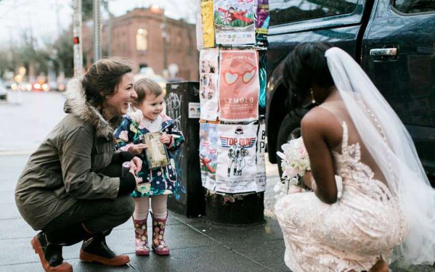 Emoționant! O fetiță a crezut că mireasa este prinţesa din cartea ei preferată