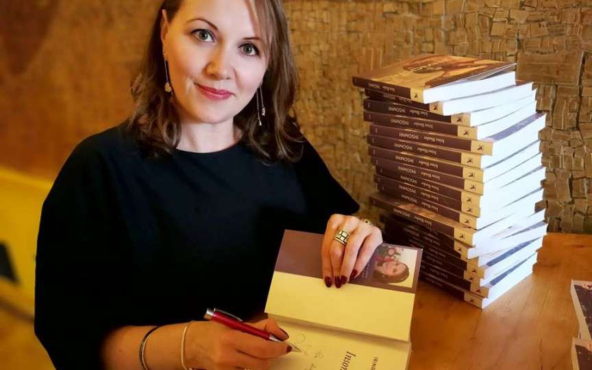 Irina Binder: Eu nu doar scriu. Mai fac contabilitate și am opt copii luați de suflet