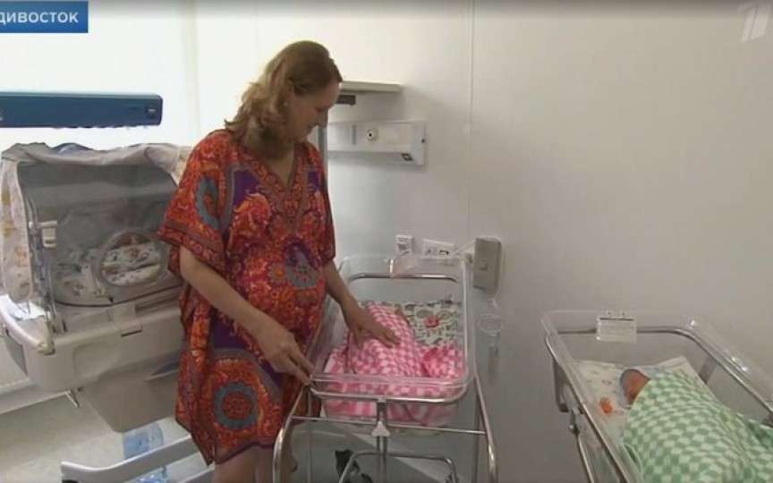 Viața bate filmul! A devenit mamă pentru prima dată la 51 de ani și a născut tripleți