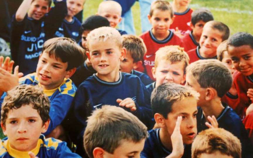 La 7 ani lua autografe de la campionii mondiali la fotbal, iar în 2018 singur a atins această performanță