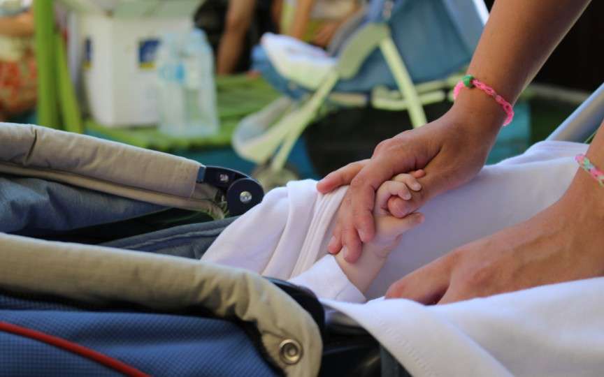 Povestea elevei de 14 ani care își crește singură copilul