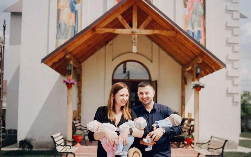 Prima familie cu tripleți în 2019 – are cheltuieli lunare de 15 mii de lei, iar cel puțin 2 oameni sunt mereu cu micuții