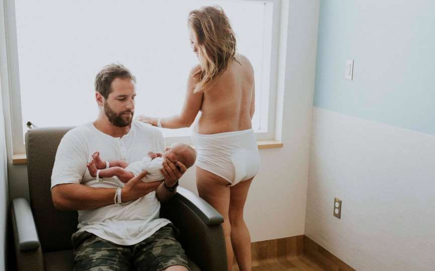 Viața după naștere – 30 de fotografii intime care arată realitatea vieții postpartum