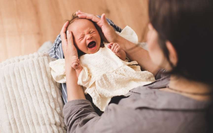 Gestul emoționant pe care l-au făcut vecinii pentru familia al cărui nou-născut plângea des