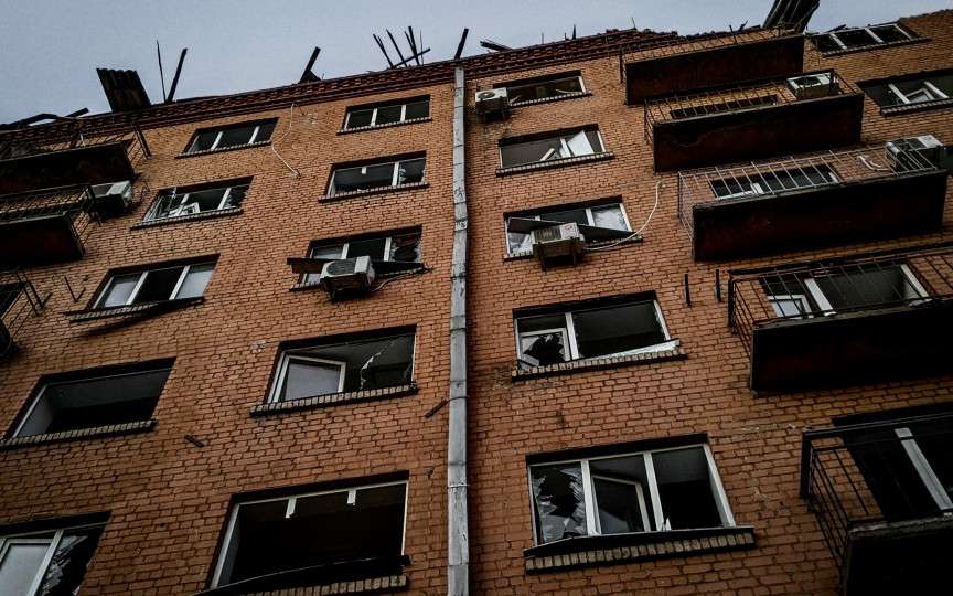 Are 9 ani și locuiește singur pentru că mama sa a decis că așa este cel mai bine