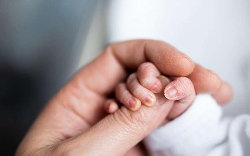 Și-a salvat copilul de doar 10 zile, datorită instinctului matern. Doctorii îi spuneau că totul este în regulă