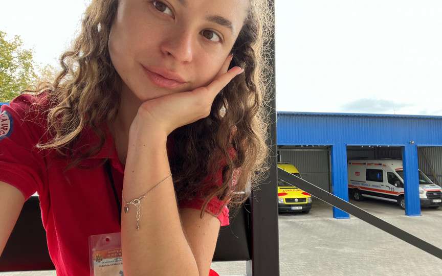 Între experiență și educație: Călătoria unei studente la medicină în serviciul de ambulanță