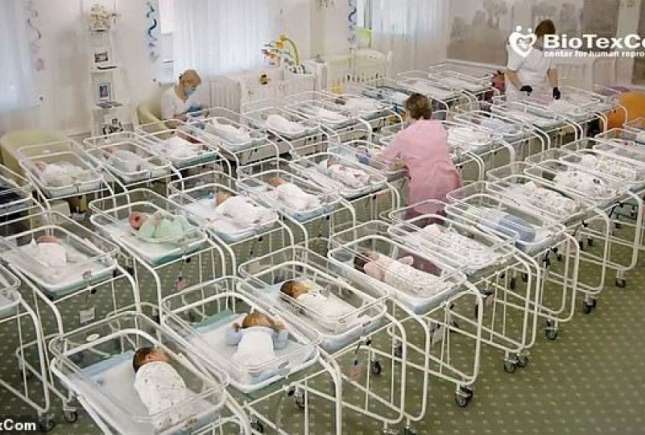 500 de bebeluși născuți de mame surogat au rămas blocați în Ucraina din cauza coronavirusului