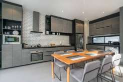 Amenajarea bucătăriei deschise: cum să integrezi spațiile pentru un look modern