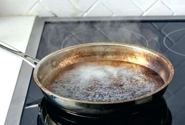 Cel mai ieftin truc de casă pentru a curăța depunerile negre de pe tigăi și a le lăsa ca noi
