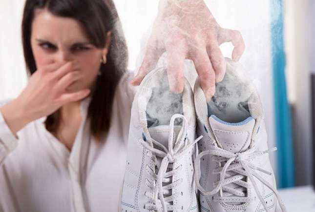 Cum scapi rapid de mirosul neplăcut din pantofi – metode sigure și eficiente