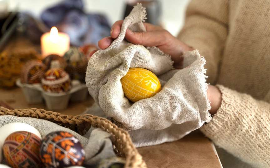 Cum să vopsești ouăle de Paște natural, cu ingrediente din bucătărie – fără vopsea chimică!