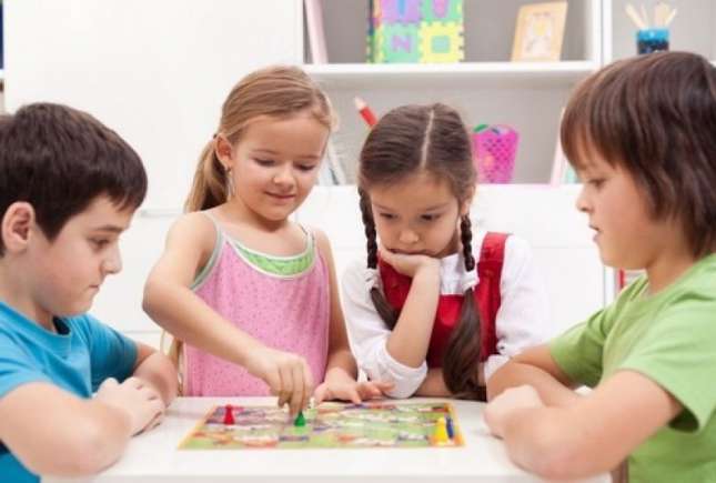 Jocuri distractive şi educative recomandate de psiholog pentru perioada când copiii stau acasă