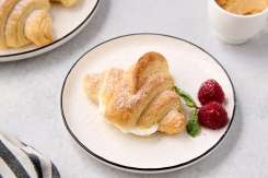 Croissante cu frișcă – desert aerat și pufos