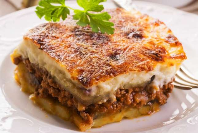 Musaca grecească cu vinete și carne – rețeta tradițională pas cu pas