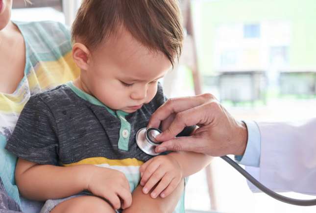 Cum să ajuți copilul să nu se teamă de injecții și medici: 4 metode eficiente