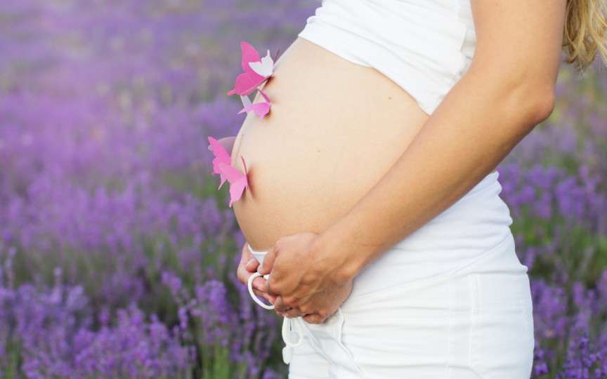 În săptămâna 22 de sarcină bebelușul își atinge pentru prima dată fața