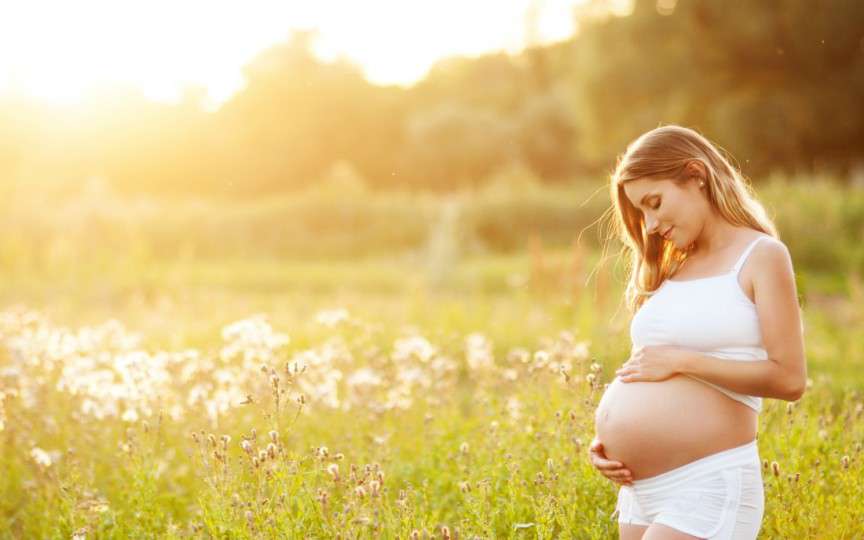 În săptămâna a 33-a de sarcină bebelușul este cât un ananas