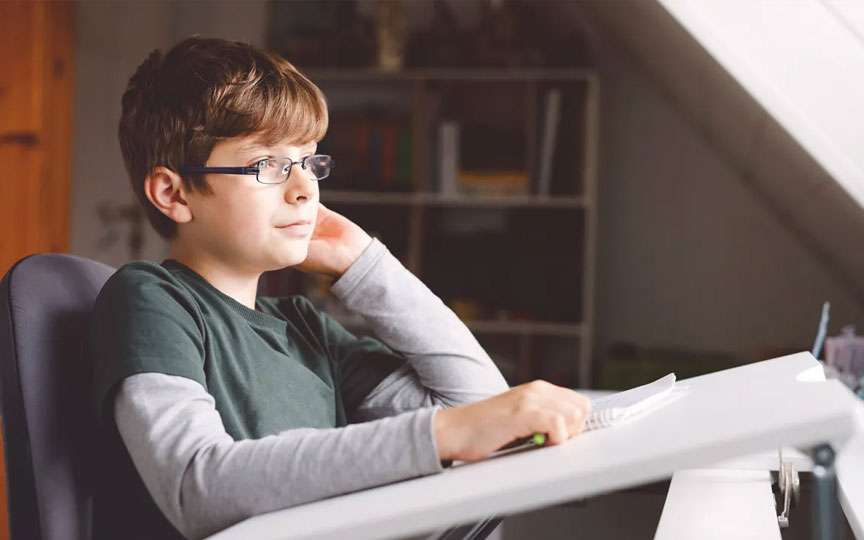 Cum să organizezi biroul copilului pentru școală: detaliul ignorat de mulți părinți