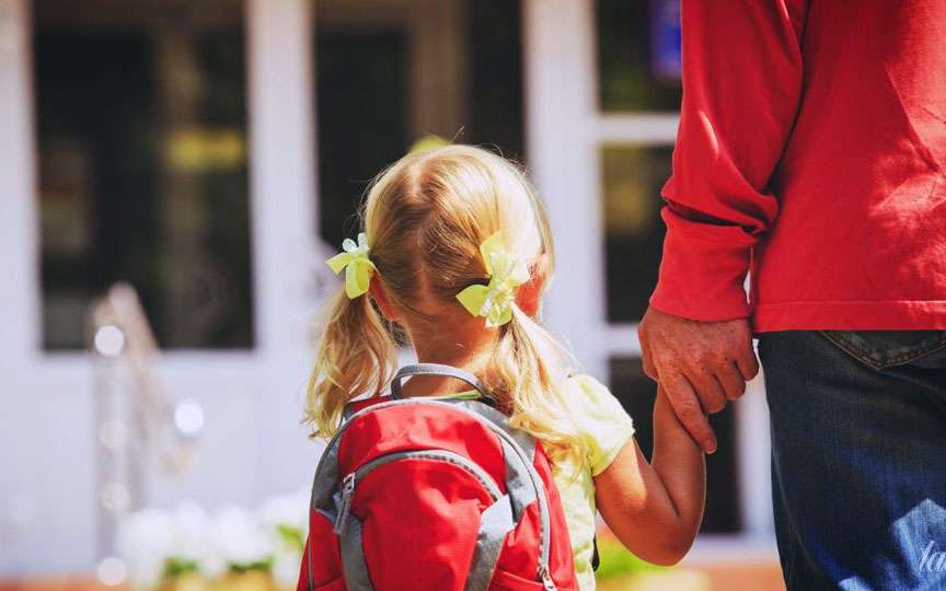 Cum să ajuți copilul timid să socializeze: sfaturi pentru prima zi de școală