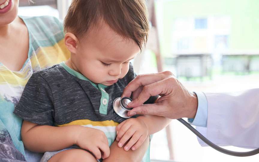 Cum să ajuți copilul să nu se teamă de injecții și medici: 4 metode eficiente
