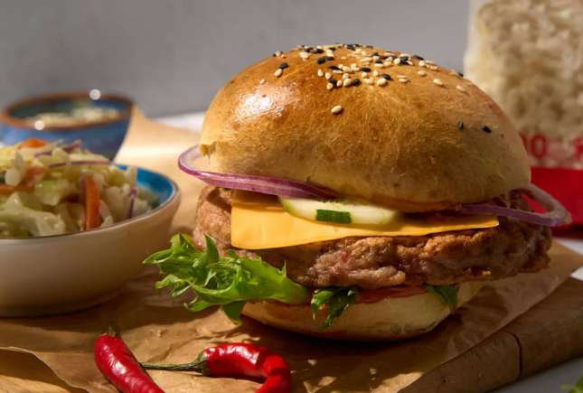 Burger sănătos cu chiflă din brânză de vaci – rețetă pas cu pas